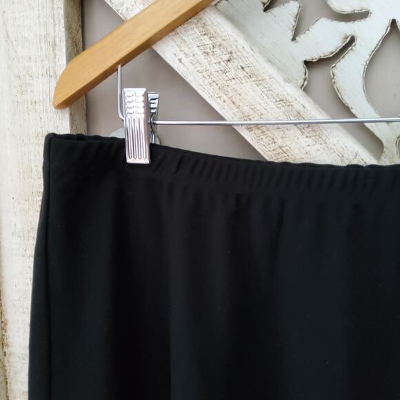 Briggs Women's Plus Hidden Elastic Comfort Waistband A-Line Flare Skirt in Black - Picture 2 of 3